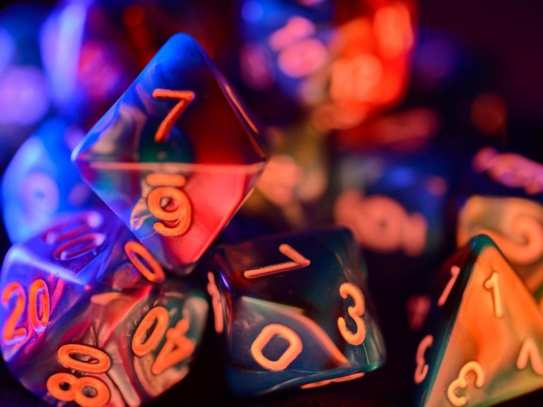 Dès lancés Dès avec chiffre évoquant les chiffres du destin de la magie de la vie