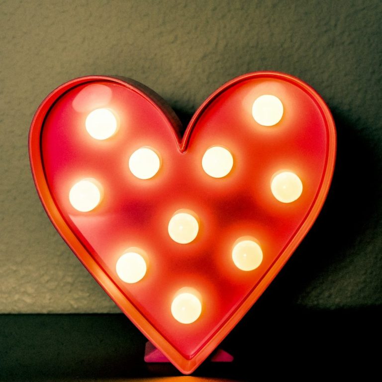 Avis google de Nadine Cœur lumineux décoratif avec des ampoules brillantes.